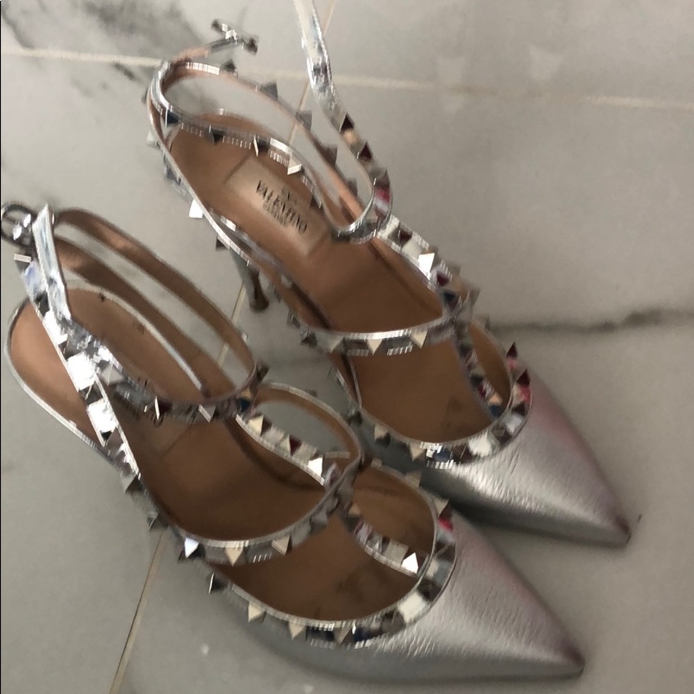Metallic silver pumps